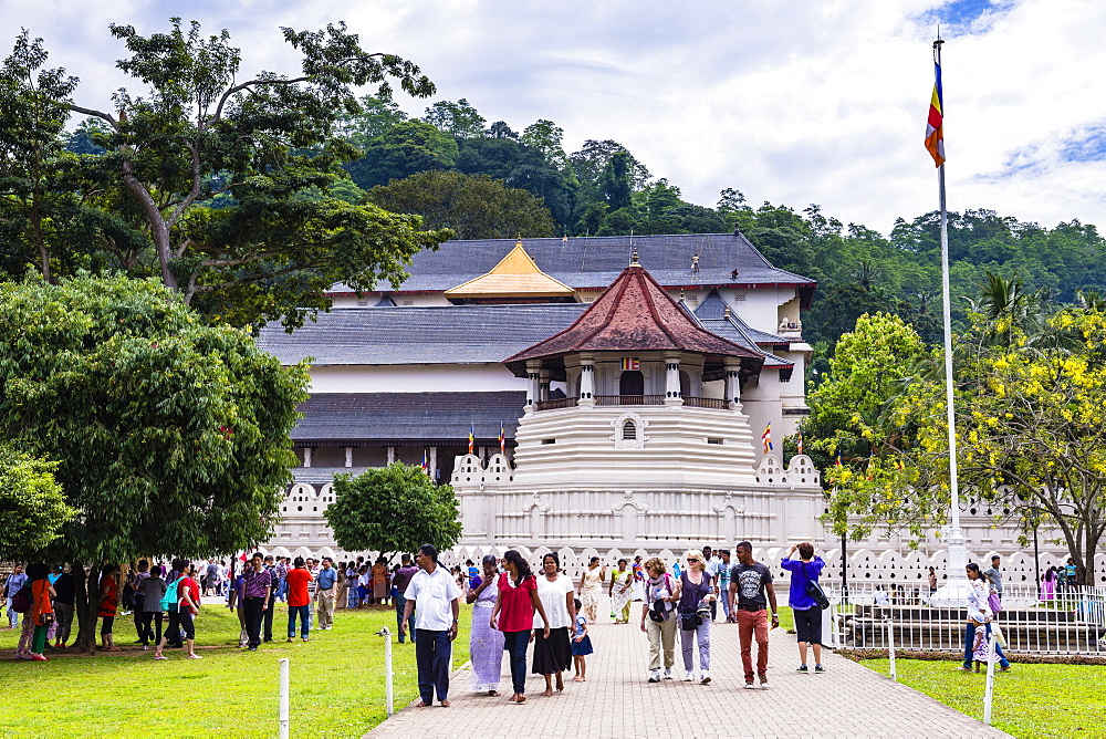 People visiting the Temple of the Sacred Tooth Relic (Temple of the Tooth) (Sri Dalada Maligawa), UNESCO World Heritage Site, Kandy, Sri Lanka, Asia