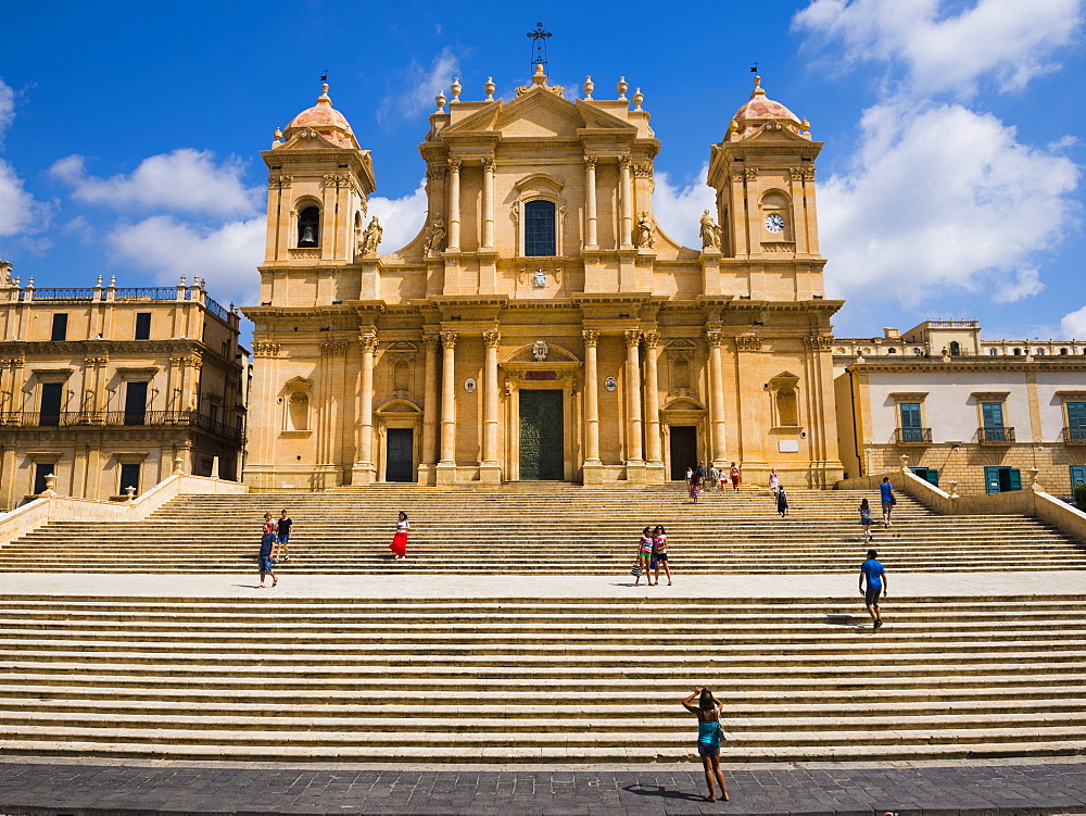 Tourists at Duomo (Noto Cathedral) (St. Nicholas Cathedral), Noto, Val di Noto, UNESCO World Heritage Site, Sicily, Italy, Europe 