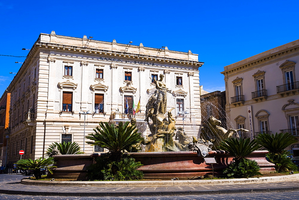 Fountain of Artemis and Banco di Sicilia, Archimedes Square, Ortigia (Ortygia), Syracuse (Siracusa), UNESCO World Heritage Site, Sicily, Italy, Europe 