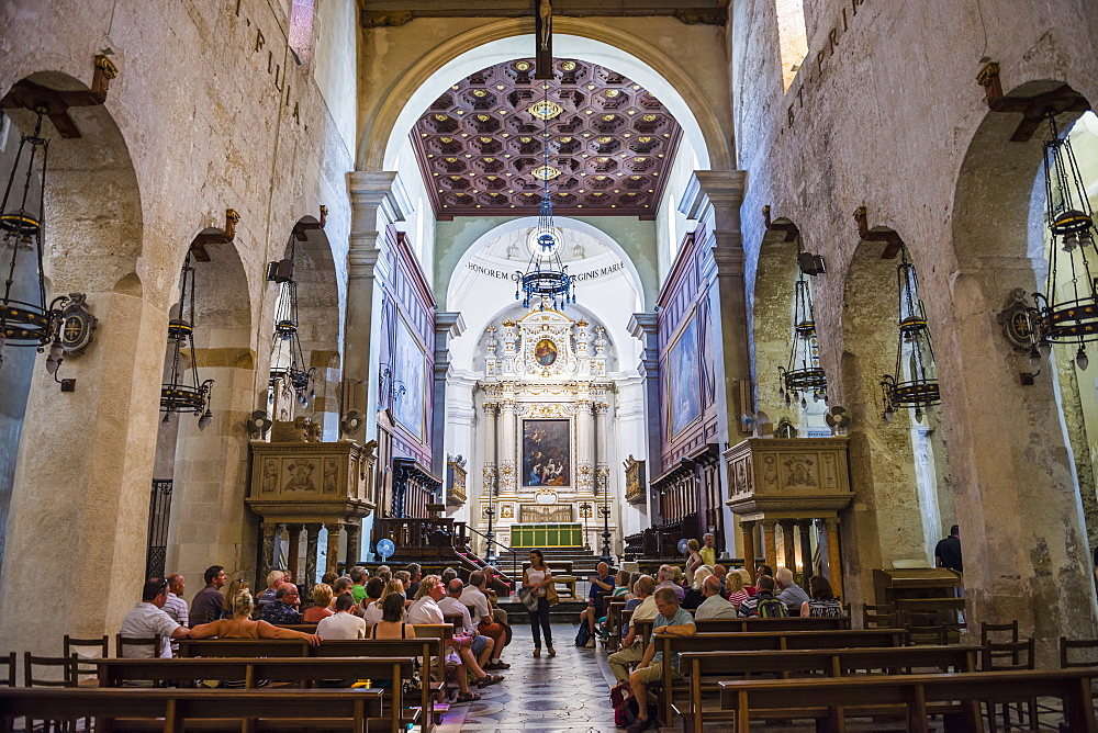 Tourists inside Syracuse Cathedral, Ortygia (Ortygia), Syracuse, UNESCO World Heritage Site, Sicily, Italy, Europe 