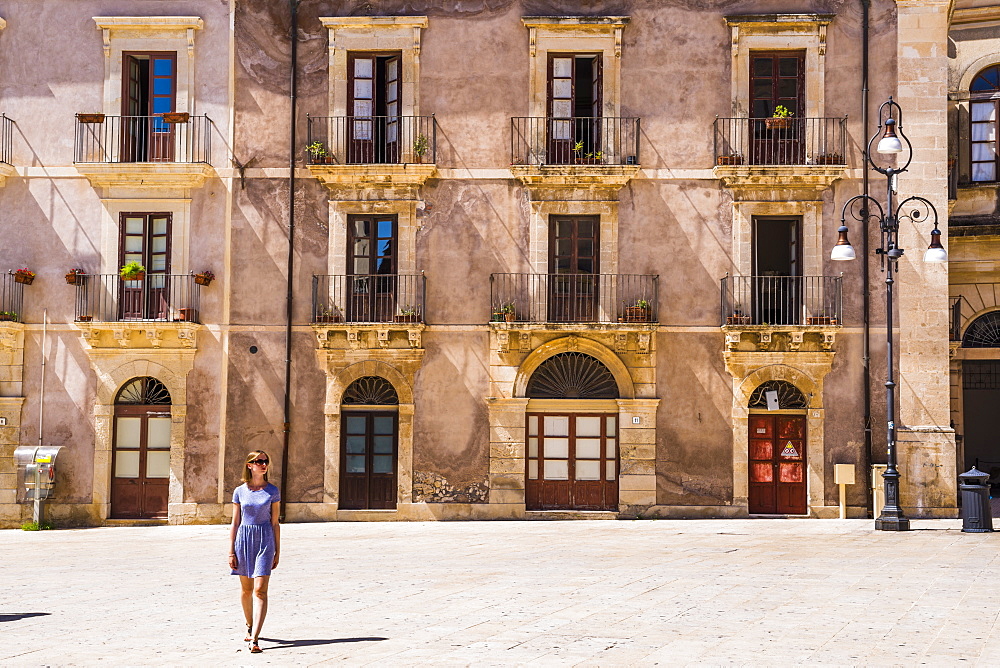 Woman on holiday, visiting Piazza Duomo in Ortigia (Ortygia), Syracuse (Siracusa), Sicily, Italy, Europe 