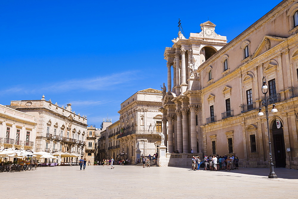 Tourists on a Syracuse City Tour in Piazza Duomo, outside Syracuse Cathedral, Ortigia (Ortygia), Syracuse, UNESCO World Heritage Site, Sicily, Italy, Europe 