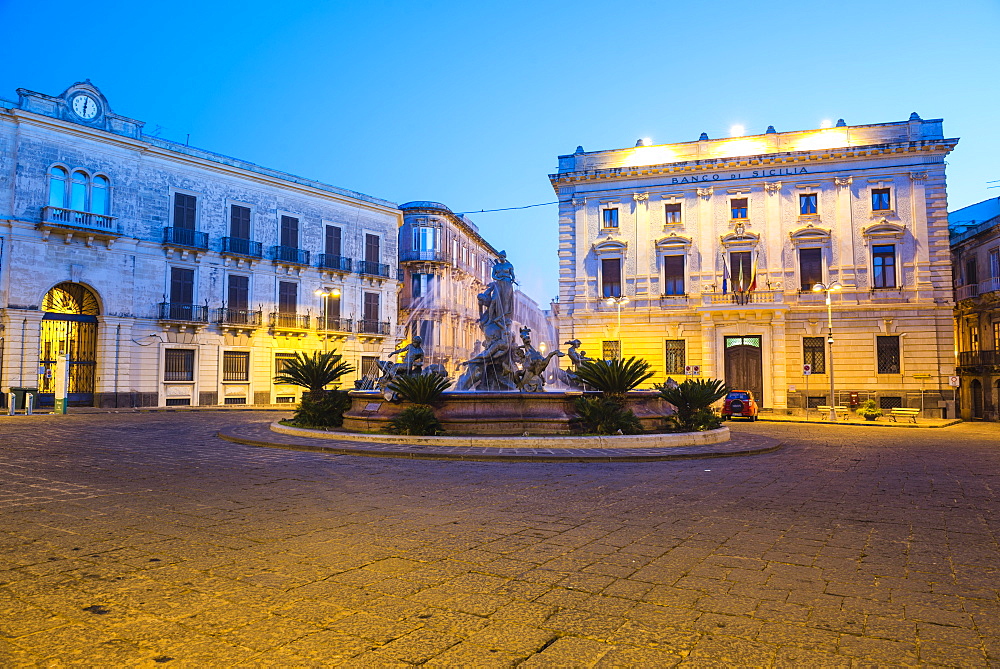 The Fountain of Artemis in Archimedes Square at night, Ortigia (Ortygia), Syracuse (Siracusa), UNESCO World Heritage Site, Sicily, Italy, Europe  