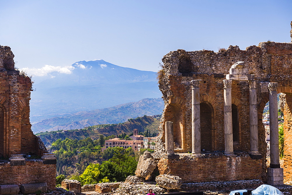 Teatro Greco (Greek Theatre), ruins of columns at the amphitheatre, and Mount Etna volcano, Taormina, Sicily, Italy, Europe 