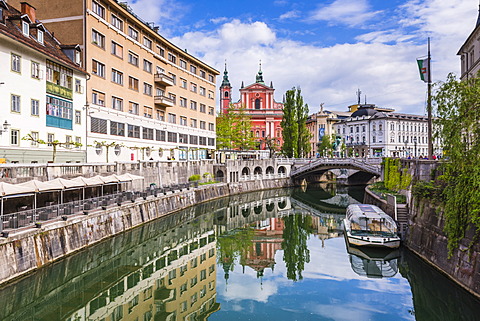 Ljubljana triple bridge (Tromostovje) and Franciscan Church of the Annunciation reflected in Ljubljanica River, Ljubljana, Slovenia, Europe