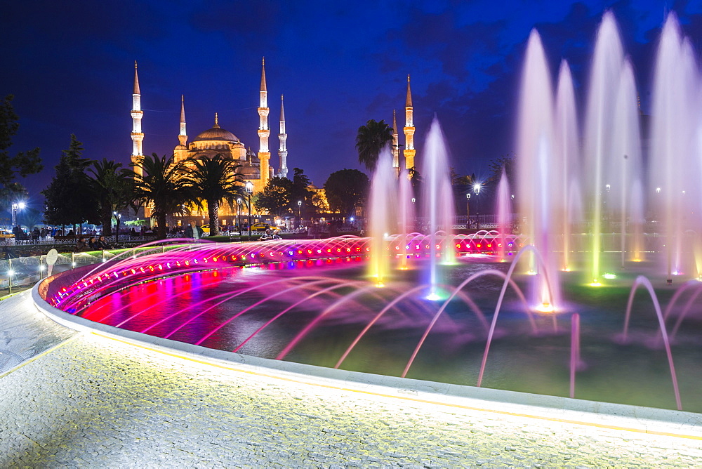 Blue Mosque (Sultan Ahmed Mosque), UNESCO World Heritage Site, and Sultanahmet Square fountain at night, Istanbul, Turkey, Europe