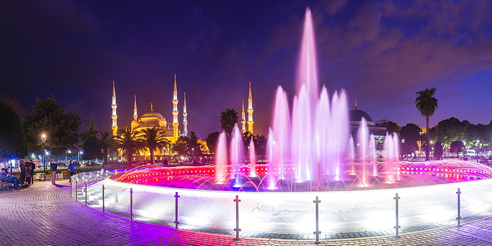 Blue Mosque (Sultan Ahmed Mosque), UNESCO World Heritage Site, and Sultanahmet Square fountain at night, Istanbul, Turkey, Europe