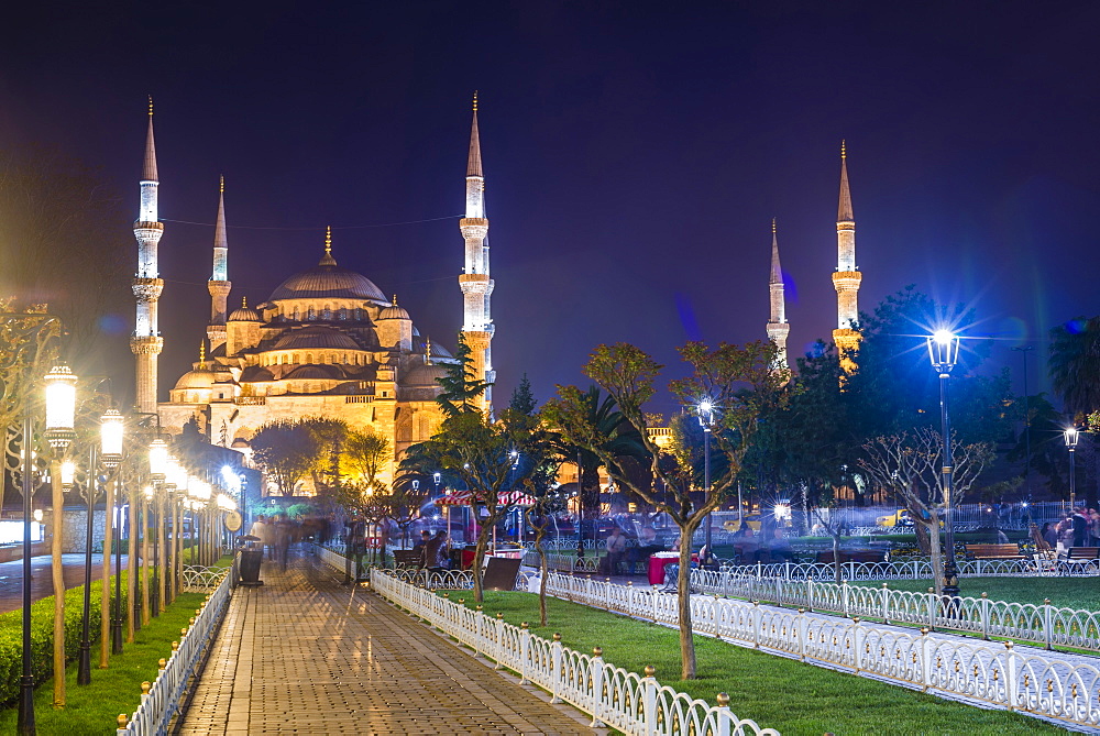 Blue Mosque (Sultan Ahmed Mosque), UNESCO World Heritage Site, in Sultanahmet Square Park and Gardens at night, Istanbul, Turkey, Europe