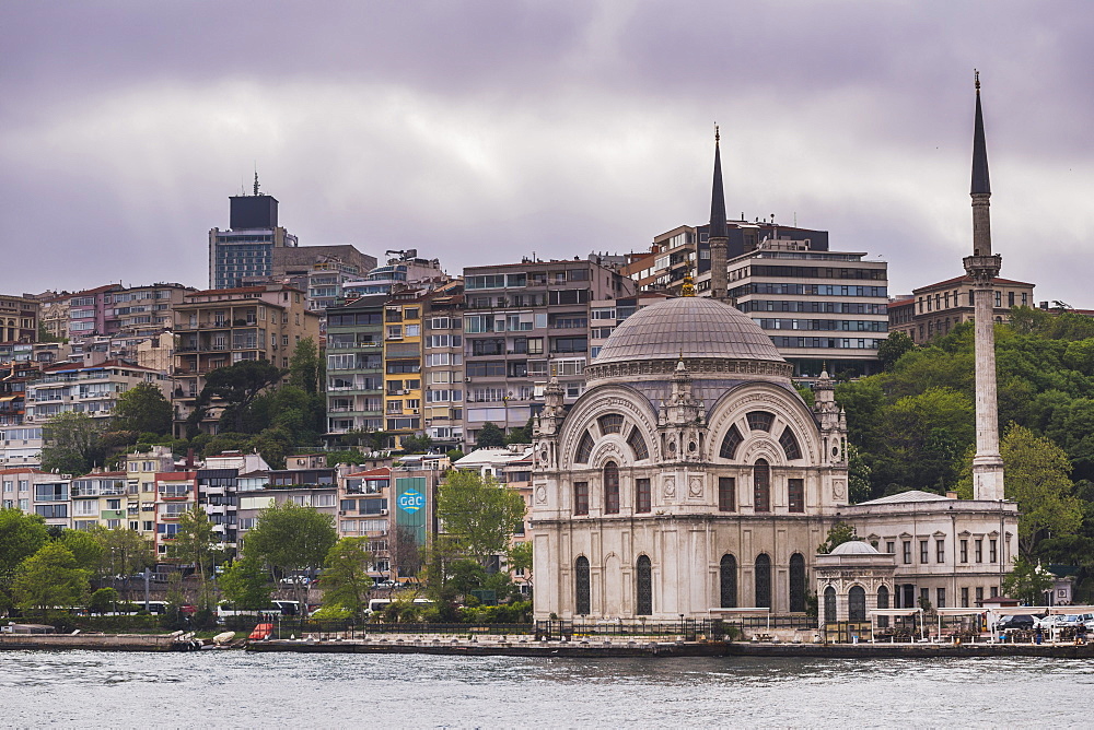 Mosque on the banks of the Bosphorus, Istanbul, Turkey, Europe