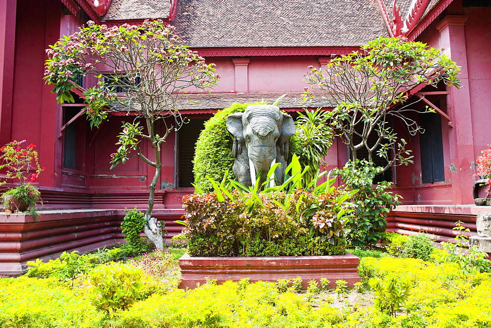 Elephant statue outside The National Museum of Cambodia, Phnom Penh, Cambodia, Indochina, Southeast Asia, Asia