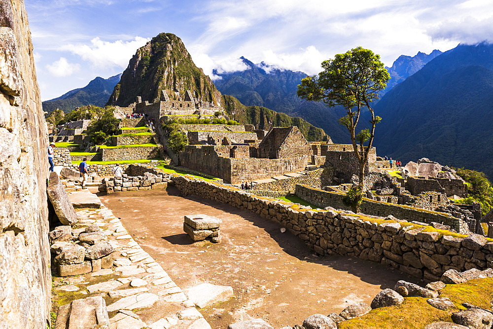 Machu Picchu Inca ruins and Huayna Picchu (Wayna Picchu), UNESCO World Heritage Site, Cusco Region, Peru, South America