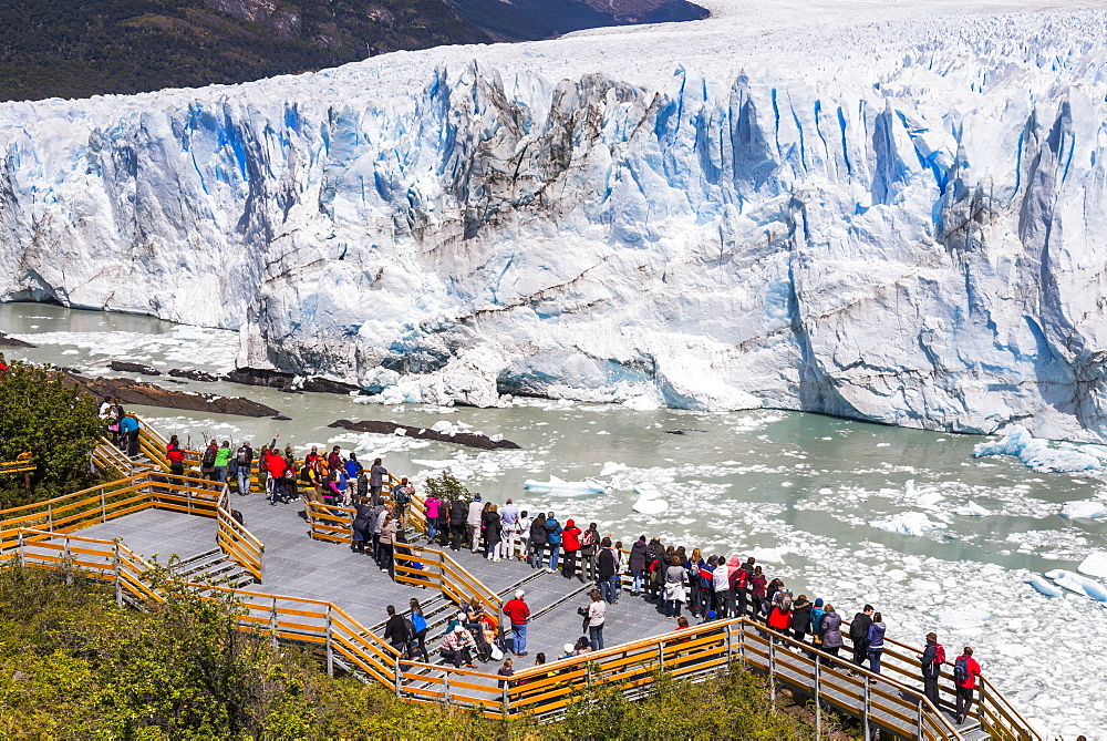 People on walkway at Perito Moreno Glaciar, Los Glaciares National Park, UNESCO World Heritage Site, near El Calafate, Patagonia, Argentina, South America