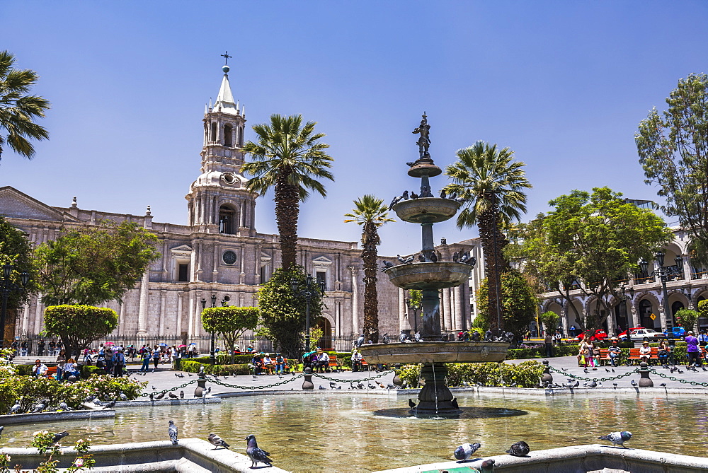 Plaza de Armas fountain and Basilica Cathedral of Arequipa, UNESCO World Heritage Site, Arequipa, Peru, South America