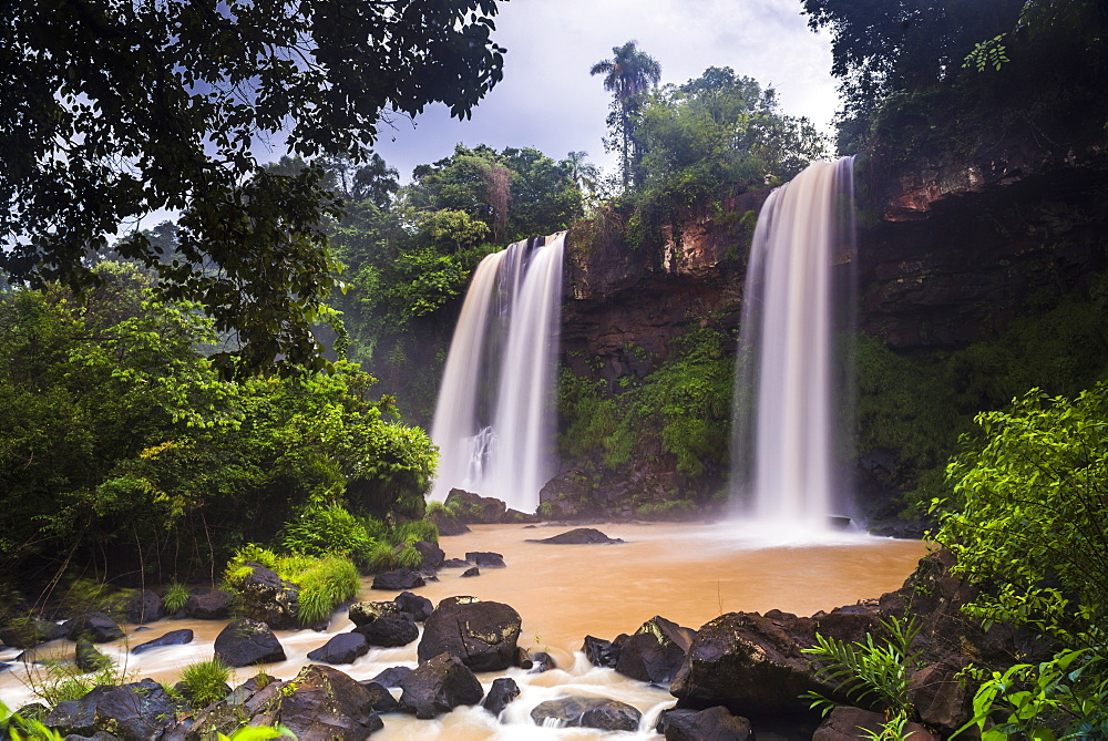 Salto Dos Hermanos (Two Brothers Waterfall), Iguazu Falls (Iguassu Falls) (Cataratas del Iguazu), UNESCO World Heritage Site, Misiones Province, Argentina, South America