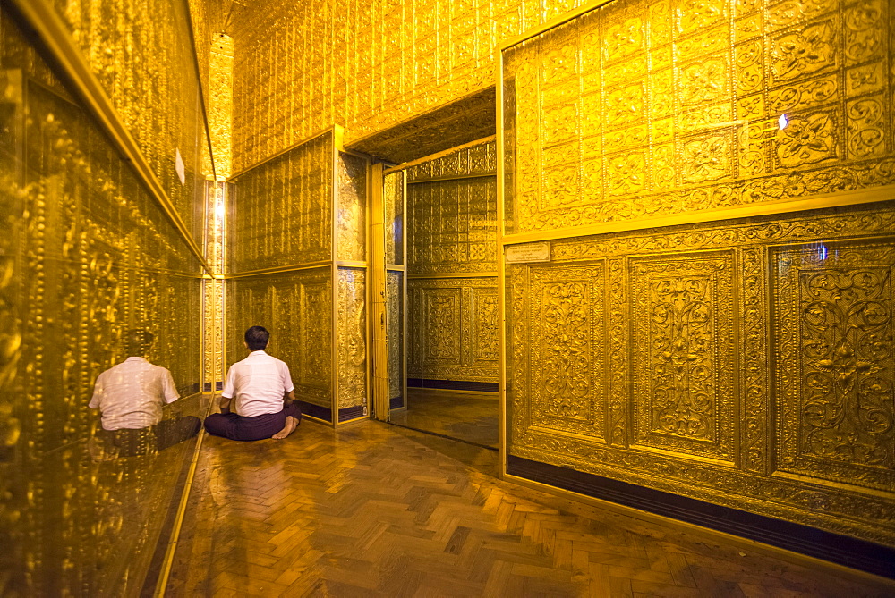 Man praying at Botataung Pagoda, Yangon (Rangoon), Myanmar (Burma), Asia