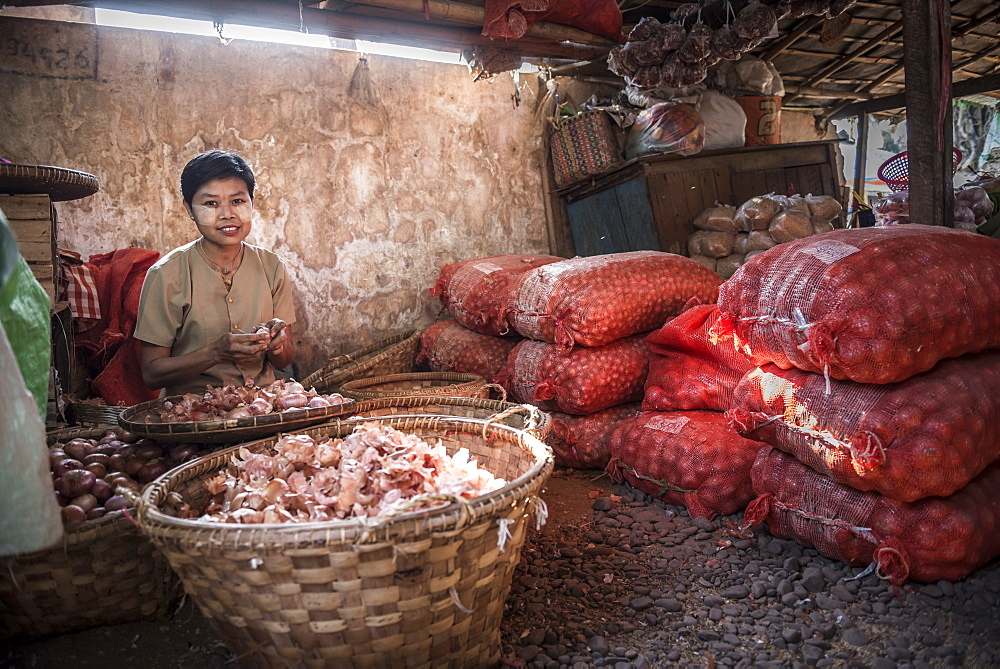 Hsipaw market, portrait of a woman peeling onions, Shan State, Myanmar (Burma), Asia