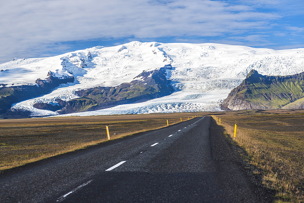 Route 1, leading to Skaftafell National Park and Skaftafellsjokull Glacier, South Region of Iceland (Sudurland), Iceland, Polar Regions