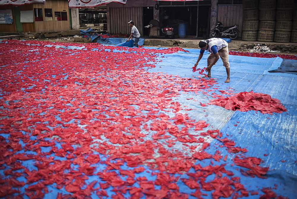 Krupuk (Kroepoek) production, Bukittinggi, West Sumatra, Indonesia, Southeast Asia, Asia