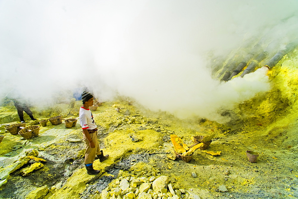 Sulphur miner working to mine sulphur at Kawah Ijen, Java, Indonesia, Southeast Asia, Asia