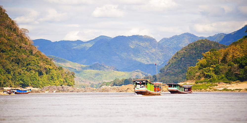 Boats about to dock in Pak Beng, the half-way point on the slow boat from Thailand to Vientiane, Mekong River, Laos, Indochina, Southeast Asia, Asia