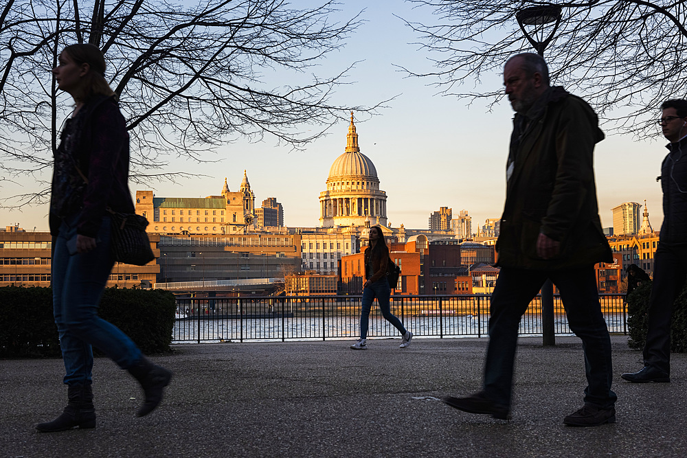 Street scene in Southwark with St. Pauls Cathedral in the distance, Southwark, London, England, United Kingdom, Europe