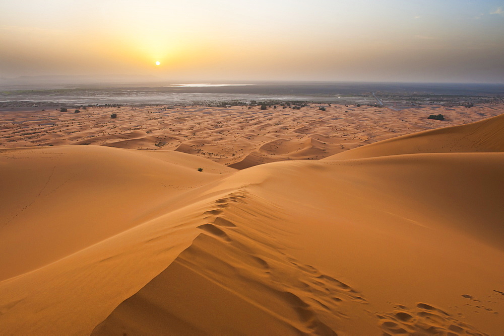 Sunset at Erg Chebbi Desert from the top of a 150m sand dune, Sahara Desert near Merzouga, Morocco, North Africa, Africa 