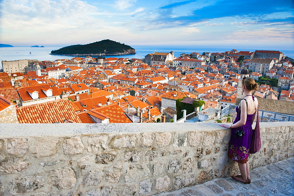 Tourist on Dubrovnik City Walls, Dubrovnik Old Town, UNESCO World Heritage Site, Dubrovnik, Dalmatian Coast, Adriatic, Croatia, Europe