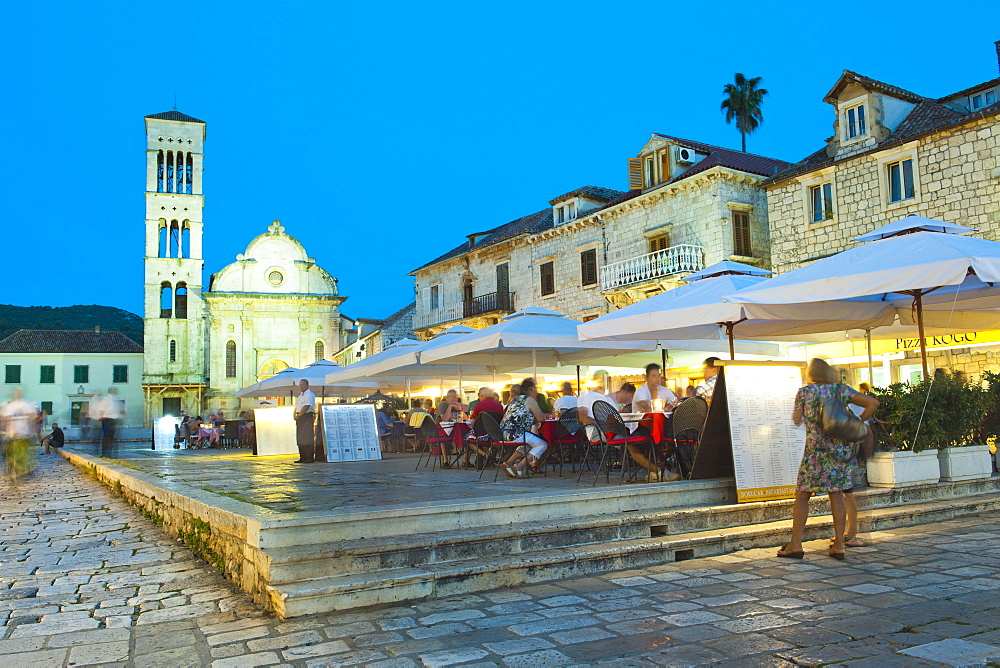 St. Stephens Square (Trg Svetog Stjepana), restaurant at night, Hvar Town, Hvar Island, Dalmatian Coast, Croatia, Europe 