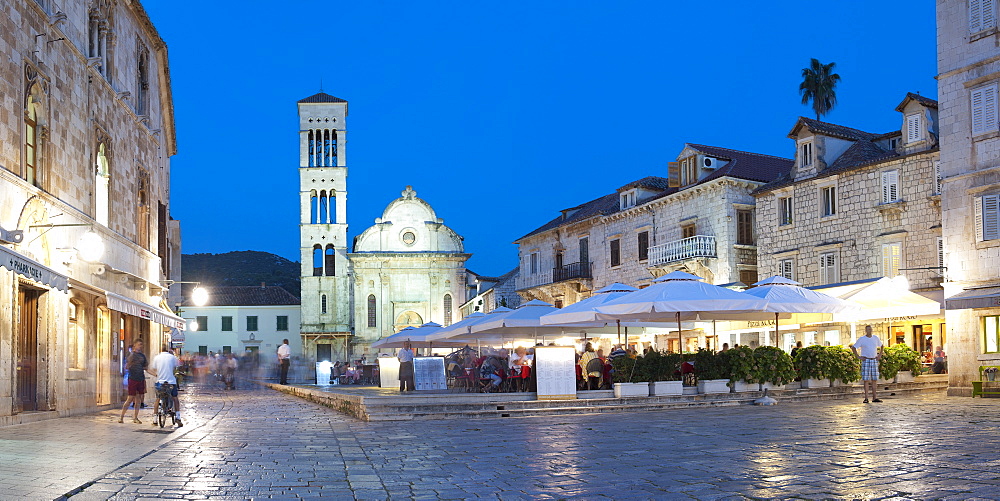 St. Stephens Square (Trg Svetog Stjepana), restaurant at night, Hvar Town, Hvar Island, Dalmatian Coast, Croatia, Europe 