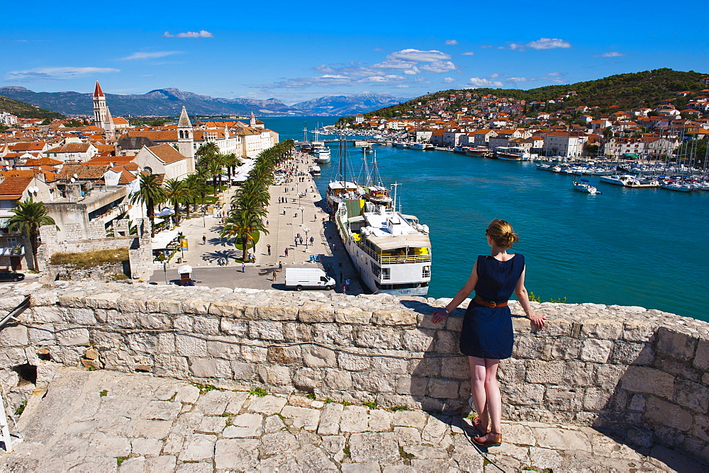 Tourist admiring the view from Kamerlengo Fortress over Trogir waterfront, Trogir, UNESCO World Heritage Site, Dalmatian Coast, Adriatic, Croatia, Europe 