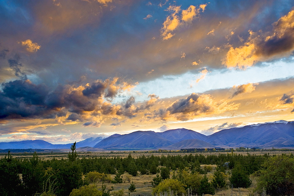 Dramatic sunset in the Queenstown Lakes Region, Otago, South Island, New Zealand, Pacific 