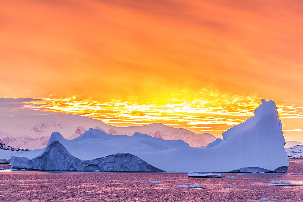 Sunset over ice floes and icebergs, near Pleneau Island, Antarctica, Southern Ocean, Polar Regions