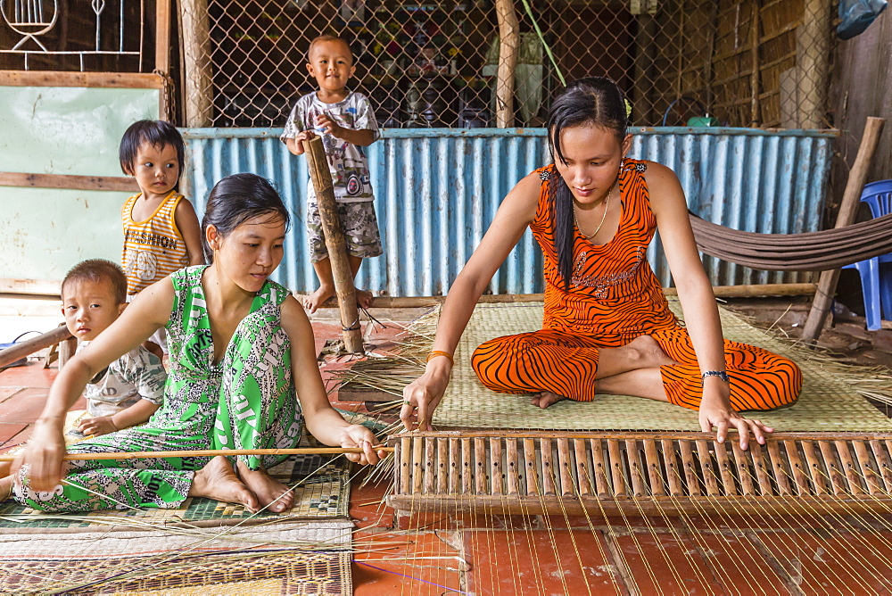 Hand making rattan mats on Binh Thanh Island at Sadec, Mekong River Delta, Vietnam, Indochina, Southeast Asia, Asia