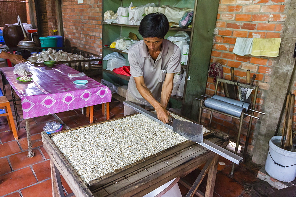 Making rice candy at Phu An Hamlet near Cai Be, Mekong River Delta, Vietnam, Indochina, Southeast Asia, Asia