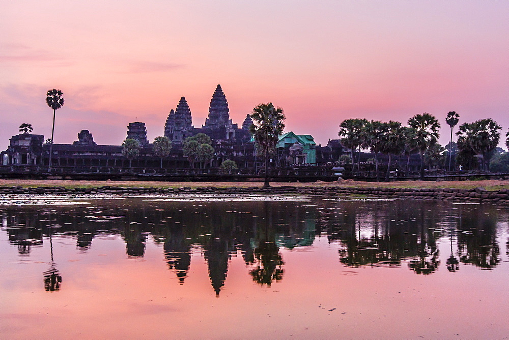 Sunrise over Angkor Wat, Angkor, UNESCO World Heritage Site, Siem Reap Province, Cambodia, Indochina, Southeast Asia, Asia