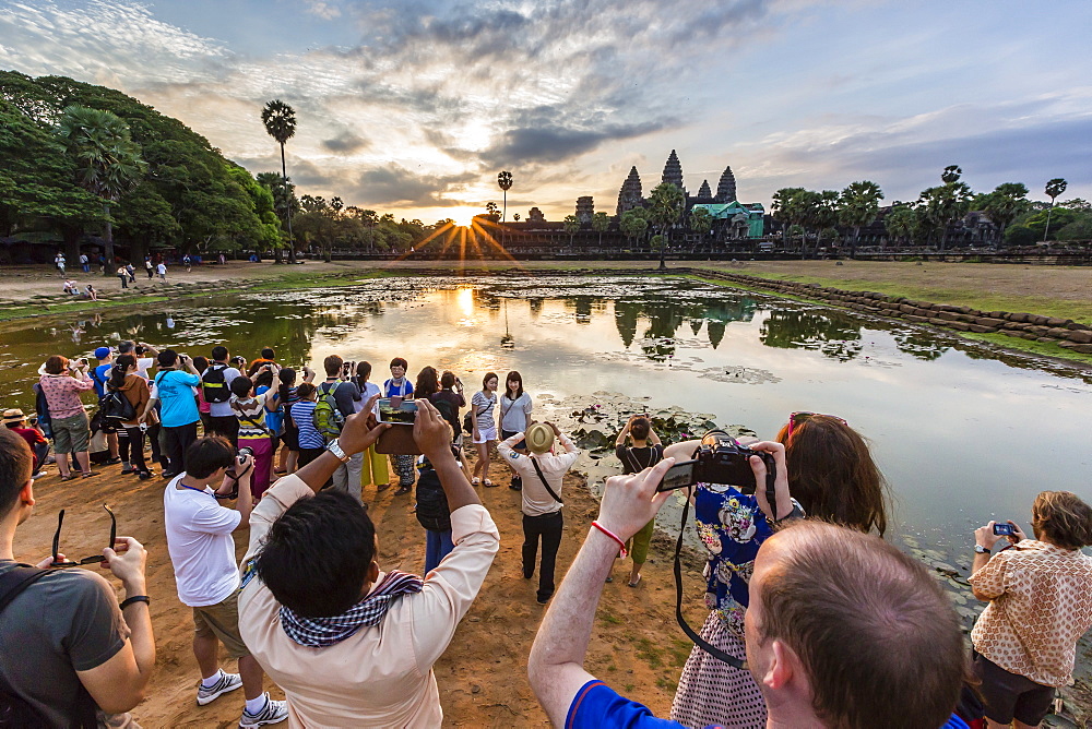 Sunrise over Angkor Wat, Angkor, UNESCO World Heritage Site, Siem Reap Province, Cambodia, Indochina, Southeast Asia, Asia