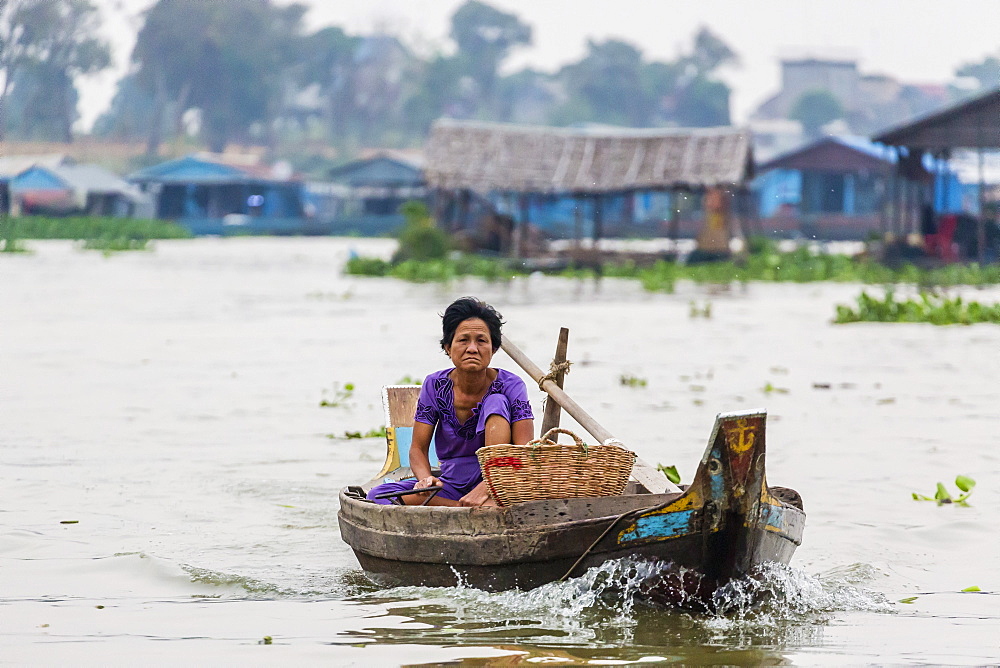 Fisherwoman on the Tonle Sap River in Kampong Chhnang, Kampong Chhnang Province, Cambodia, Indochina, Southeast Asia, Asia