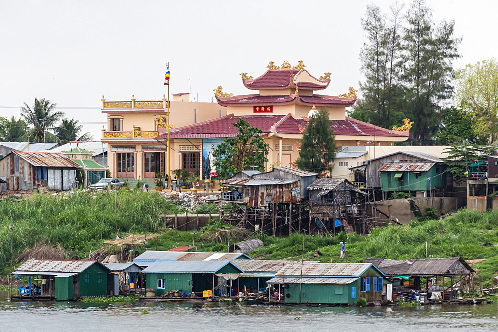 Temple on the Tonle Sap River in Kampong Chhnang, Kampong Chhnang Province, Cambodia, Indochina, Southeast Asia, Asia