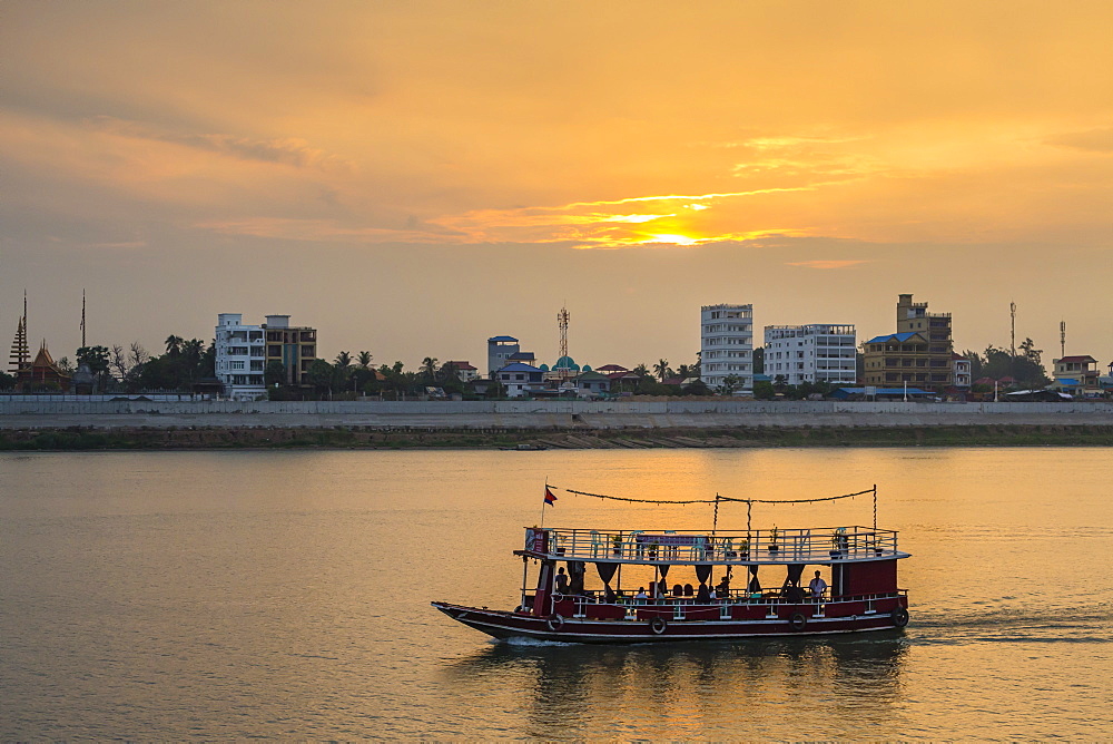 Sunset along the Mekong River in the capital city of Phnom Penh, Cambodia, Indochina, Southeast Asia, Asia 