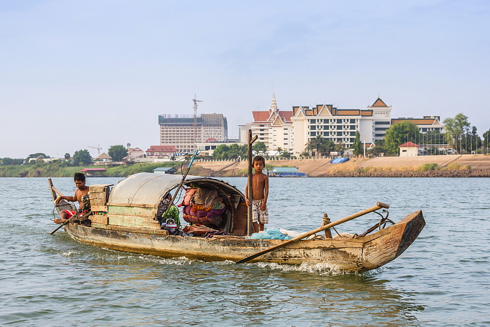 Fisherman along the Mekong River in the capital city of Phnom Penh, Cambodia, Indochina, Southeast Asia, Asia 