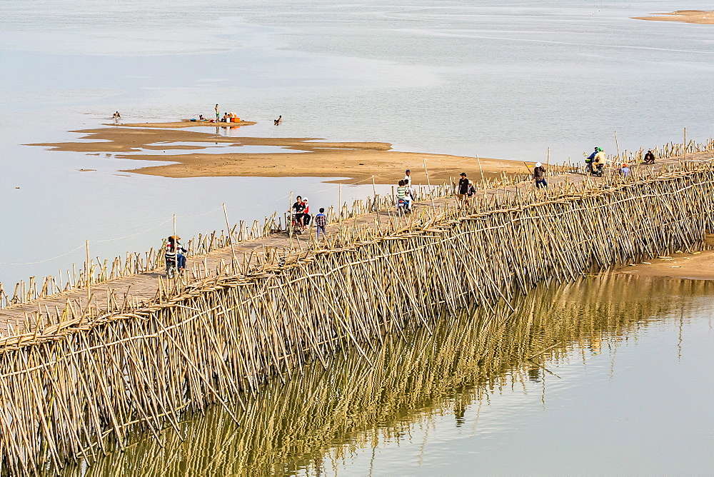 Bamboo bridge along the Mekong River near the capital city of Phnom Penh, Cambodia, Indochina, Southeast Asia, Asia 