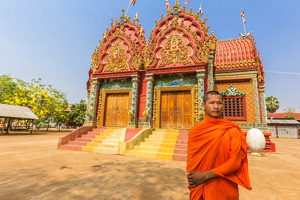 A young Buddhist monk at Wat (Phnom) Hanchey, on the Mekong River, Kampong Cham Province, Cambodia, Indochina, Southeast Asia, Asia