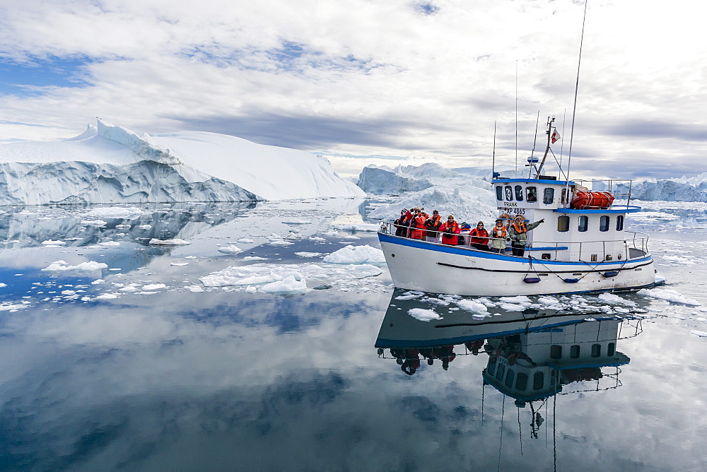 A commercial iceberg tour amongst huge icebergs calved from the Ilulissat Glacier, UNESCO World Heritage Site, Ilulissat, Greenland, Polar Regions