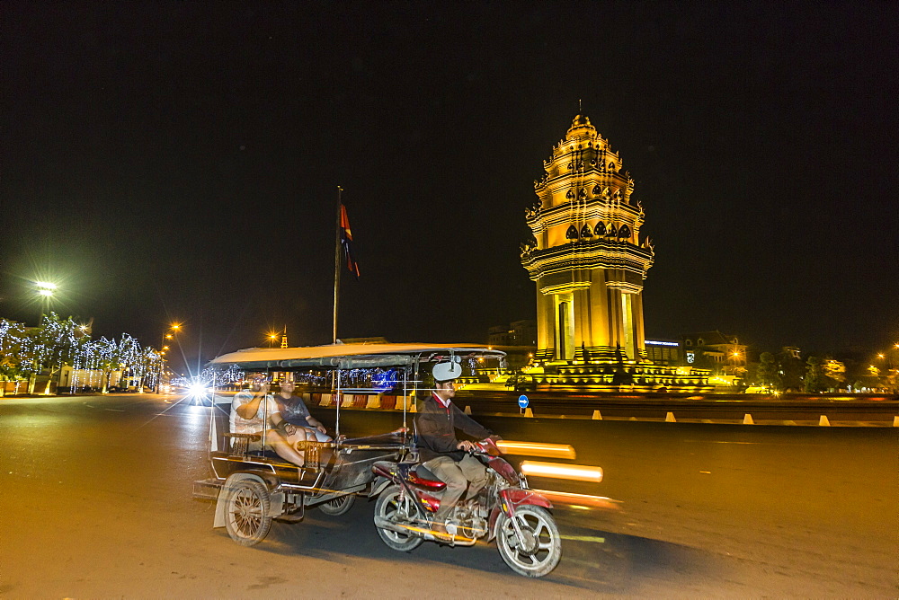 Night photograph of the Independence Monument with tuk-tuk, Phnom Penh, Cambodia, Indochina, Southeast Asia, Asia