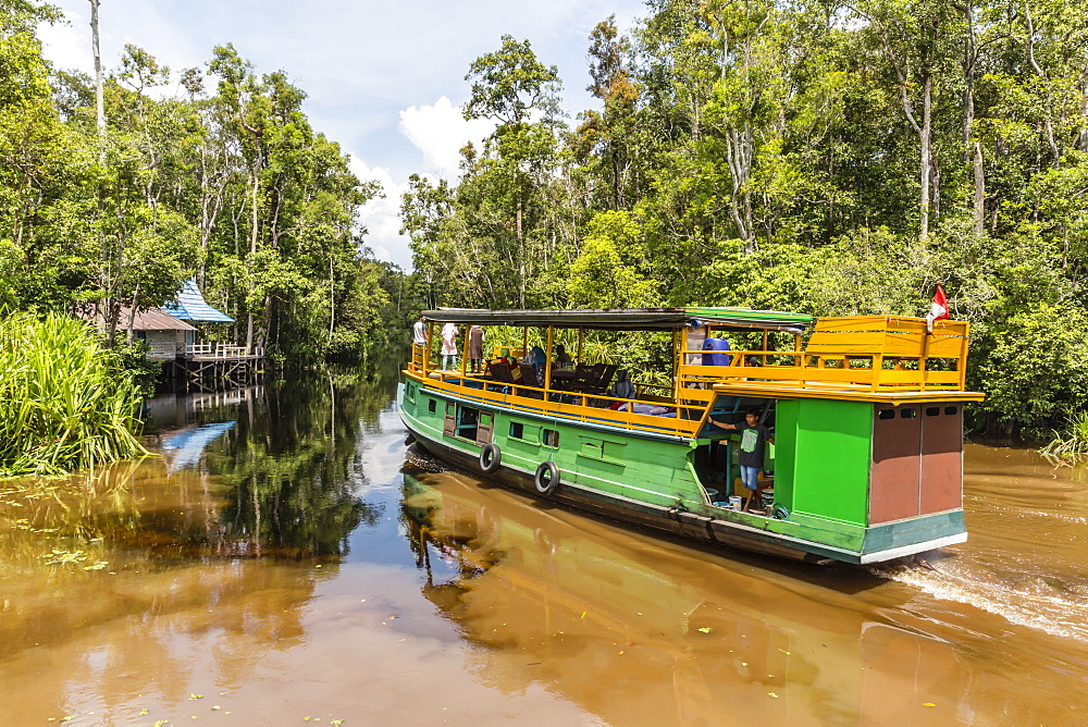 Klotok with tourists on the Sekonyer River, Tanjung Puting National Park, Kalimantan, Borneo, Indonesia, Southeast Asia, Asia