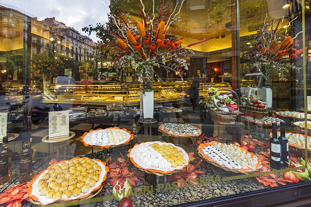 Pastisseria Mauri, Famous Pastry Shop since 1929, Shop Window, Barcelona, Spain