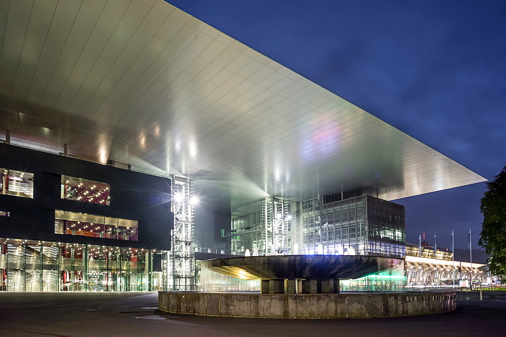 Illuminated fountain and KKL, culture and congress centre of Lucerne on Europaplatz in the evening, Architect Jean Nouvel, Lucerne, Canton of Lucerne, Switzerland