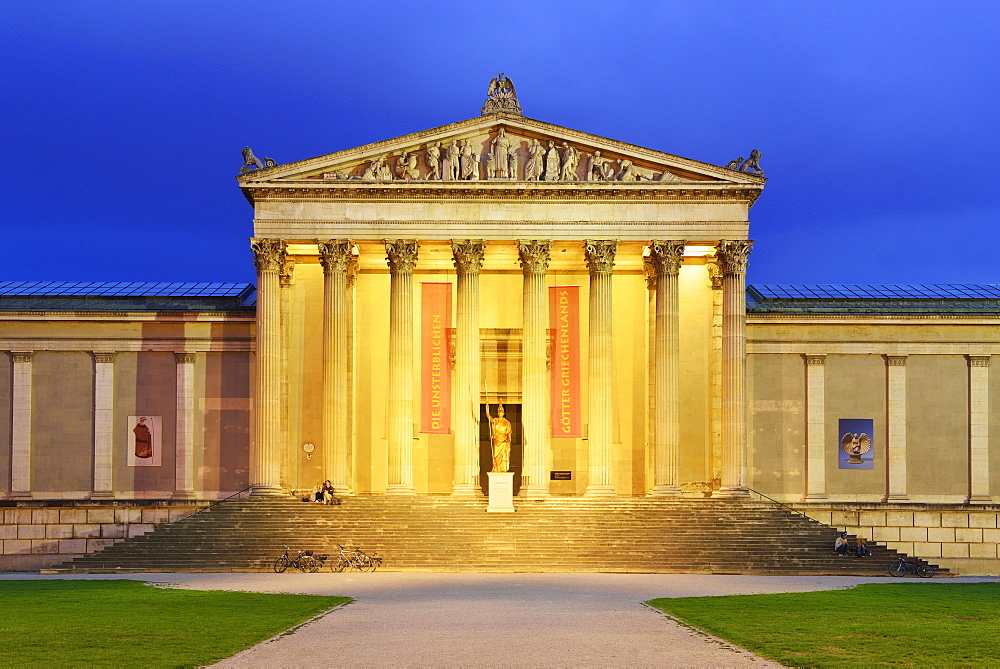 Illuminated Staatliche Antikensammlung State Collections of Antiques, Koenigsplatz, Munich, Upper Bavaria, Bavaria, Germany