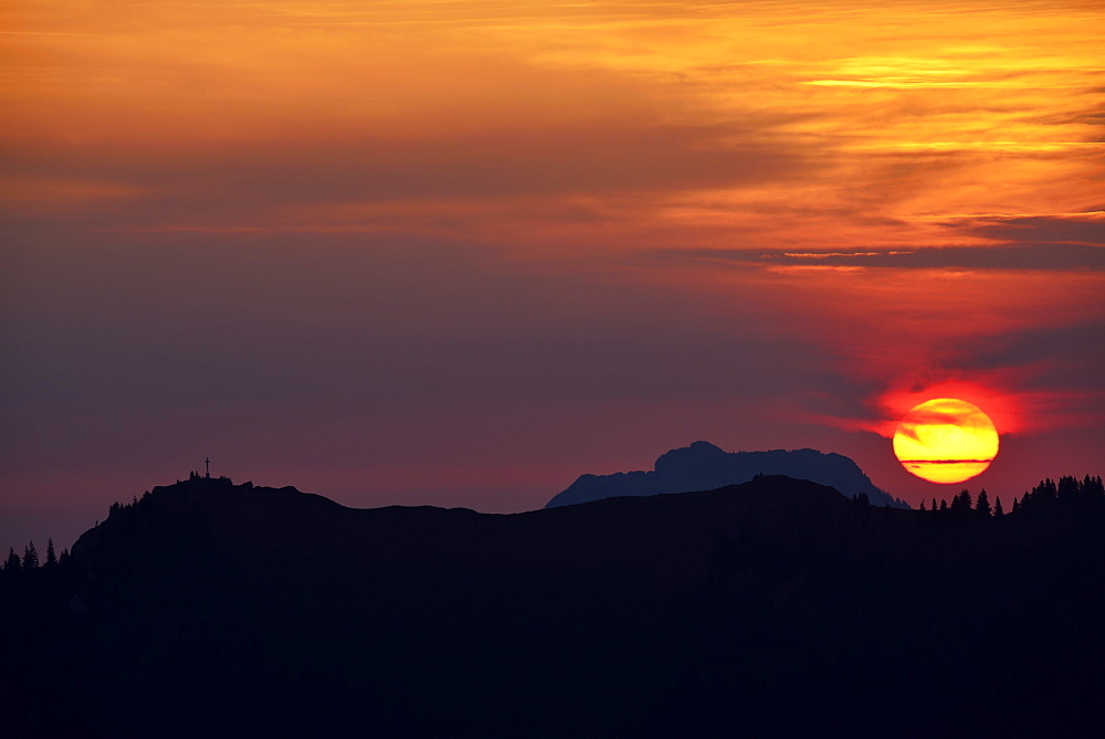View from mount Setzberg to sunrise above Bodenschneid and Breitenstein, Bavarian Alps, Upper Bavaria, Bavaria, Germany