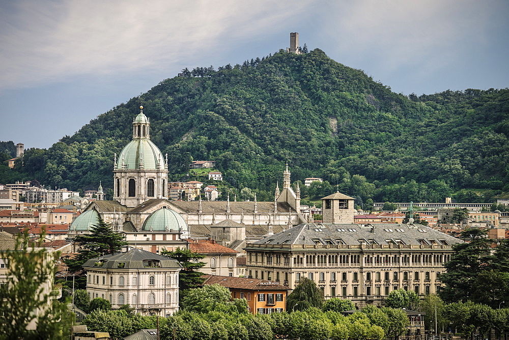 View of the historic center of Como and Como Cathedral, Lake Como, Lombardy, Italy, Europe